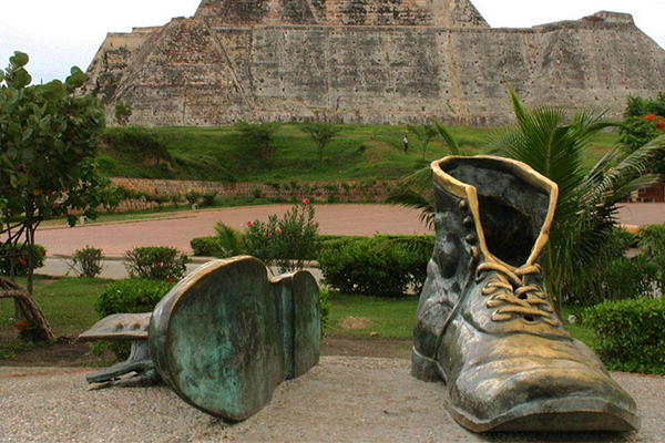 Monumento a Los Zapatos VIejo