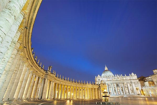 La basílica de San Pedro de noche