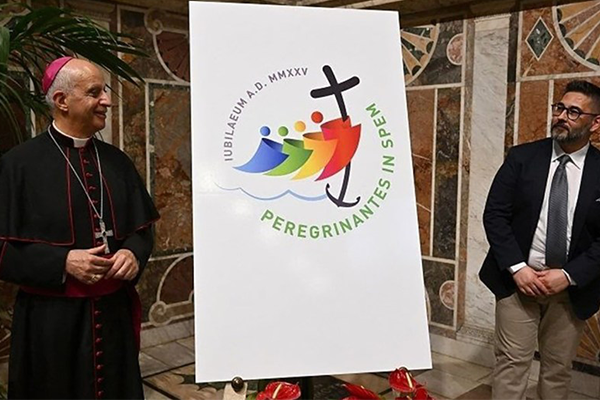 Moseñor Fisichella y Giacomo Travisani presentando el logotipo oficial del Año Santo