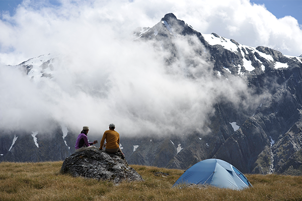 Pareja acampando en las montañas, Nueva Zelanda