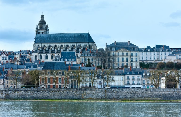 Blois sobre el río Loira, Francia.