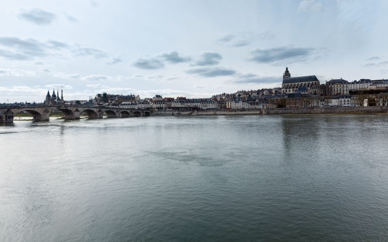 Vista panorámica de Blois sobre el río Loira, Francia.