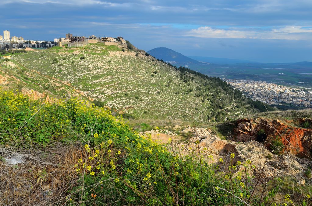 Vista del monte Tabor desde el monte del precipicio (Har Kedumim)